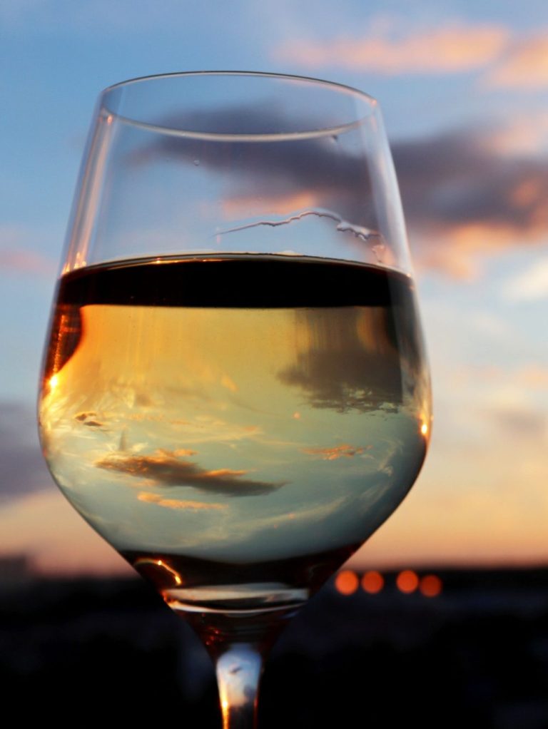 Silvaner Glas mit Weißwein im Abendlicht