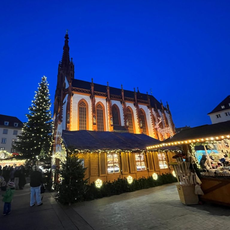 Marienkapelle zur Adventszeit Blick über Würzburger Weihnachtsmarkt mit Christbaum und Marienkapelle am Abend.